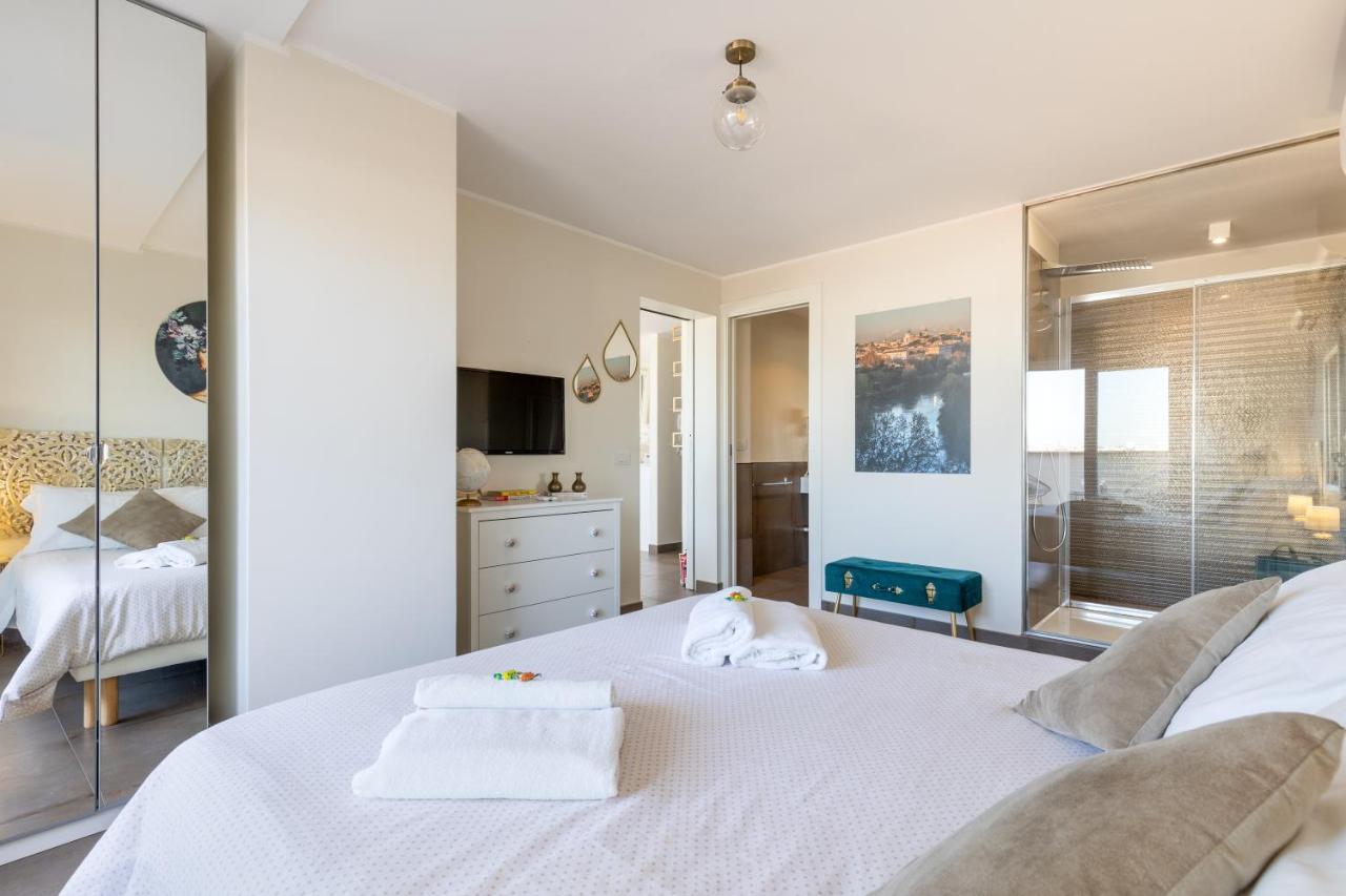 Penthouse With A Panoramic Rooftop In Trastevere With Seasonally Jacuzzi Roma Exterior foto