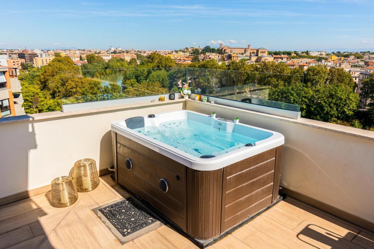 Penthouse With A Panoramic Rooftop In Trastevere With Seasonally Jacuzzi Roma Exterior foto